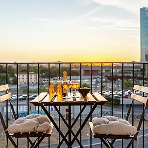 Stylish & Cozy - 5 Star Location- Balcony - View Roma